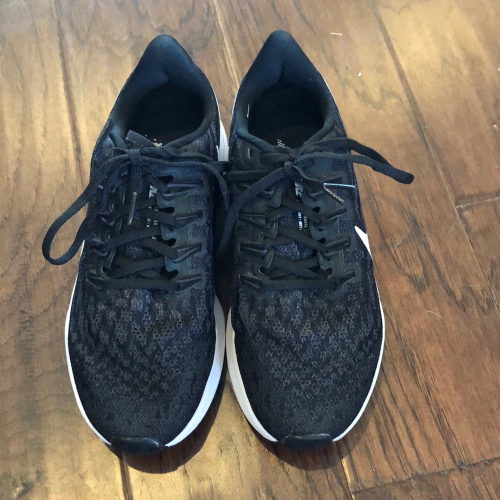 Womens NIKE Zoom tennis shoes